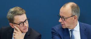 Carsten Linnemann (CDU, l), Generalsekretär, und Friedrich Merz (CDU), Bundesvorsitzender, sehen keine realisitische Chance für ein Misstrauensvotum der Union gegen SPD-Kanzler Olaf Scholzl.