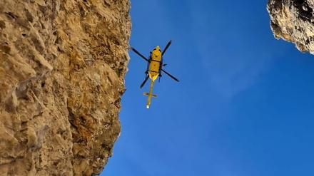 Ein Hubschrauber der italienischen Bergrettung ist im Einsatz.