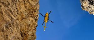 Ein Hubschrauber der italienischen Bergrettung ist im Einsatz.