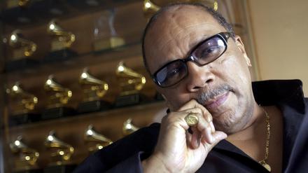 Der Musiker Quincy Jones, aufgenommen mit seinen vielen Grammy-Auszeichnungen in seinem Haus im Stadtteil Bel Air in Los Angeles, Kalifornien, am 9. April 2004. 