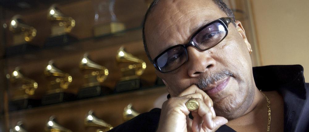 Der Musiker Quincy Jones, aufgenommen mit seinen vielen Grammy-Auszeichnungen in seinem Haus im Stadtteil Bel Air in Los Angeles, Kalifornien, am 9. April 2004.