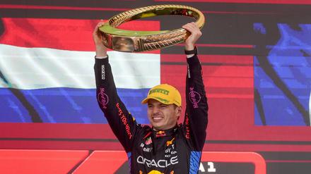 Max Verstappen feiert seinen Sieg auf dem Podium. 