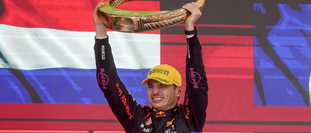 Max Verstappen feiert seinen Sieg auf dem Podium.