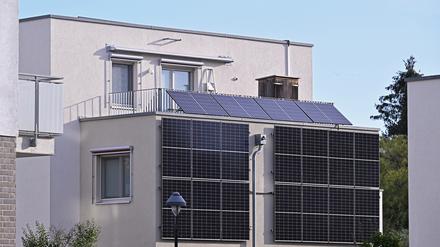 Der Ausbau von Solaranlagen auf Dächern kommt Potsdams Klimazielen zugute.