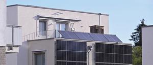 Der Ausbau von Solaranlagen auf Dächern kommt Potsdams Klimazielen zugute.
