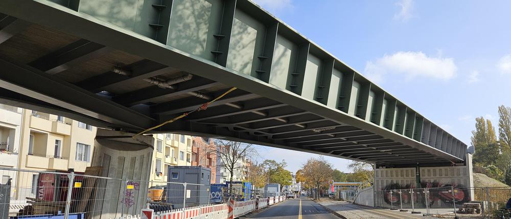 Der Neubau der Brücke über die Seidelstraße kommt voran.