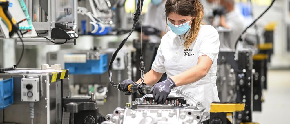 Monteurin beim Automobilzulieferer ZF: Vor allem Vorprodukte bezieht die US-Industrie weiterhin aus Deutschland.