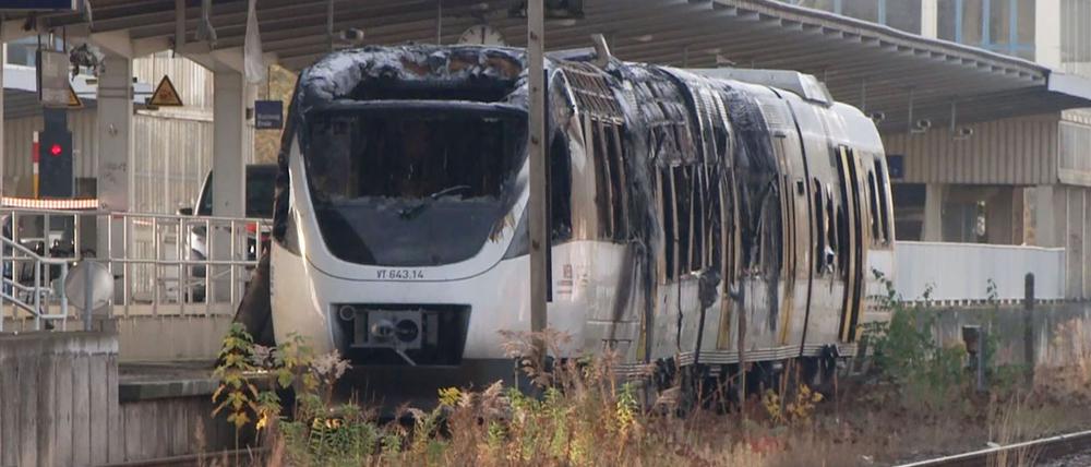Nach dem Feuer vom Samstag ist der Zug komplett ausgebrannt.