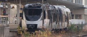 Nach dem Feuer vom Samstag ist der Zug komplett ausgebrannt.