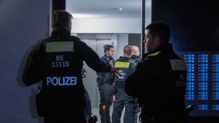 Polizisten stehen vor einem Mehrfamilienhaus im Stadtteil Marzahn. Die Mordkommission ermittelt wegen des Verdachts eines Tötungsdeliktes.
