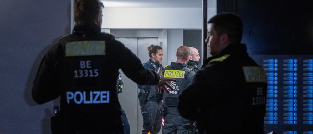 Polizisten stehen vor einem Mehrfamilienhaus im Stadtteil Marzahn. Die Mordkommission ermittelt wegen des Verdachts eines Tötungsdeliktes.