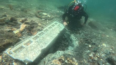 Auf Tauchgängen entdeckten Archäologen Bruchstücke zweier Marmor-Altare.