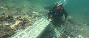Auf Tauchgängen entdeckten Archäologen Bruchstücke zweier Marmor-Altare.