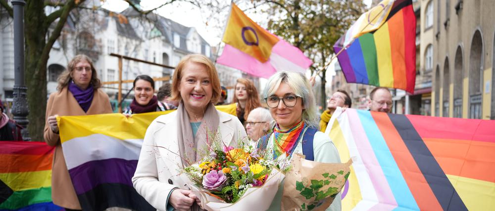 Jani bekommt von Bundesfamilienministerin Lisa Paus einen Blumenstrauß überreicht.