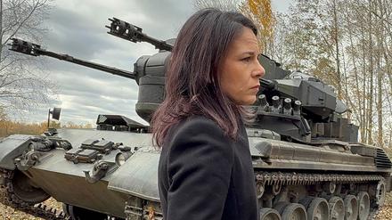 Bundesaußenministerin Annalena Baerbock (Bündnis 90/Die Grünen) lässt sich bei ihrem Ukraine-Besuch von der Besatzung eines Gepard-Panzers deren Einsätze erklären.