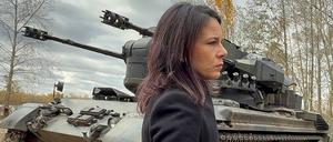 Bundesaußenministerin Annalena Baerbock (Bündnis 90/Die Grünen) lässt sich bei ihrem Ukraine-Besuch von der Besatzung eines Gepard-Panzers deren Einsätze erklären. 
