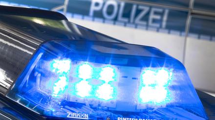 Ein Blaulicht leuchtet auf dem Dach eines Polizeiwagens. (Symbolbild)