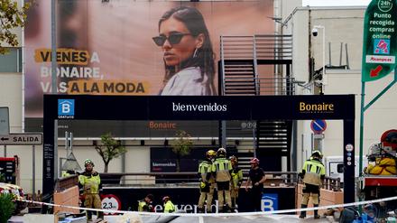 Feuerwehrleute sind am Eingang zum Parkplatz des Einkaufszentrums Bonaire in Aldaia bei Valencia in Spanien im Einsatz.