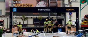Feuerwehrleute sind am Eingang zum Parkplatz des Einkaufszentrums Bonaire in Aldaia bei Valencia in Spanien im Einsatz. 