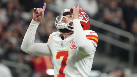 Harrison Butker betet zu Gott und spricht auch darüber.