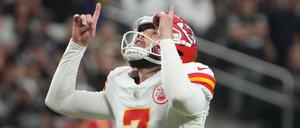 Harrison Butker betet zu Gott und spricht auch darüber.