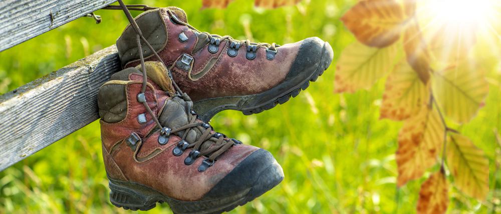 Aufgehängt am Zaun. Ein Paar Wanderstiefel.