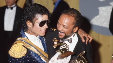 Michael Jackson (links) und Quincy Jones bei den Grammy Awards 1984 in Los Angeles.