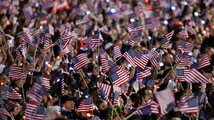 Unterstützer schwenken amerikanische Flaggen, während sie eine Woche vor den US-Präsidentschaftswahlen am 5. November an einer Wahlkampfveranstaltung der demokratischen Präsidentschaftskandidatin und US-Vizepräsidentin Kamala Harris in der National Mall teilnehmen. 