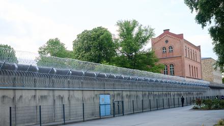 Gerollter Stacheldraht befindet sich über den Mauern in der Justizvollzugsanstalt Plötzensee. Der Drogenhandel in Berlins Gefängnissen floriert. (Symbolbild)