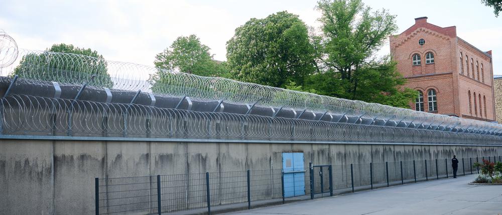 Gerollter Stacheldraht befindet sich über den Mauern in der Justizvollzugsanstalt Plötzensee. Der Drogenhandel in Berlins Gefängnissen floriert. (Symbolbild)
