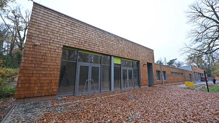 Potsdam: Neues Unterkunfts- und Wirtschaftsgebäude im Park Sanssouci