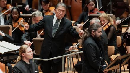 Dirigent Long Yu, die Sänger Matthew White (v.l.) und Arnold Livingston Geis sowie das Deutsche Symphonie-Orchester Berlin bei der europäischen Erstaufführung von „Émigré“ in der Berliner Philharmonie.