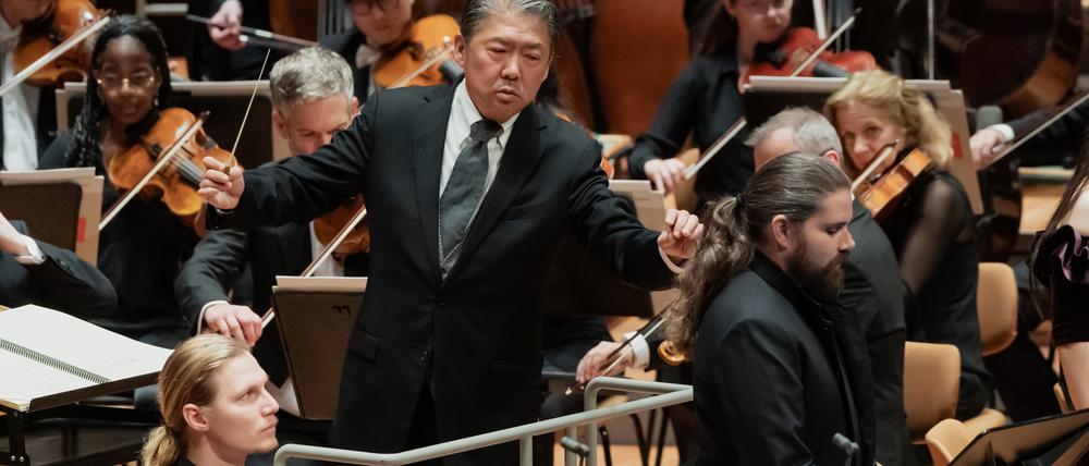 Dirigent Long Yu, die Sänger Matthew White (v.l.) und Arnold Livingston Geis sowie das Deutsche Symphonie-Orchester Berlin bei der europäischen Erstaufführung von „Émigré“ in der Berliner Philharmonie.