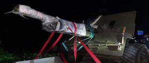 Die Bundespolizei hat an der deutsch-belgischen Grenze einen Transporter mit einem Artilleriegeschütz auf einem Anhänger gestoppt.