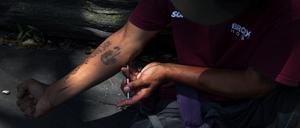 Ein Drogenabhängiger in New York spritzt sich eine Mischung aus Heroin und Fentanyl.