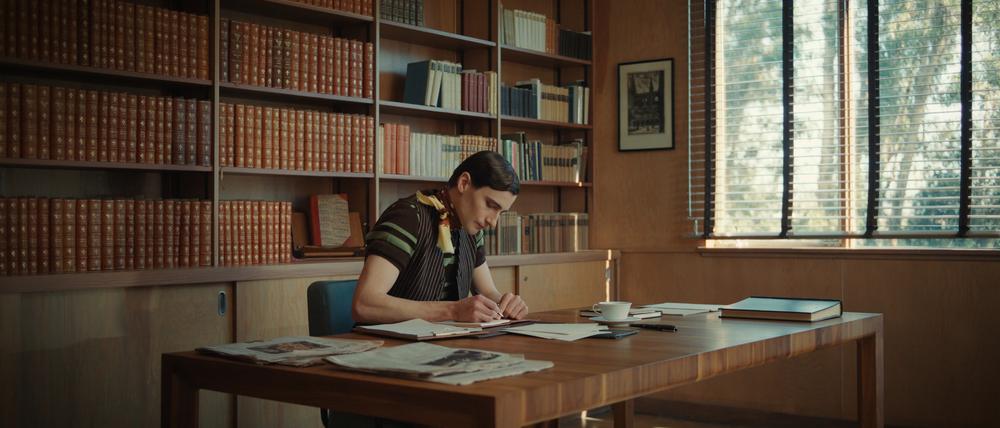 Die Fälschung. Sebastian Schneider als Felix Krull/Thomas Mann in Autorenpose.  