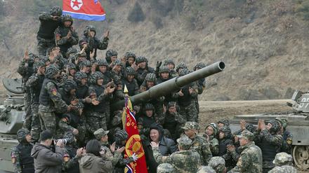 Diktator Kim Jong Un posiert stolz mit seinen Soldaten.