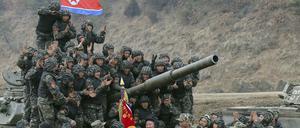 Auf diesem von der nordkoreanischen Regierung über die Koreanische Zentrale Nachrichtenagentur (KCNA) verbreiteten Foto trifft der nordkoreanische Staatschef Kim Jong Un (M) Soldaten, die an einer Ausbildung in Nordkorea teilgenommen haben. 