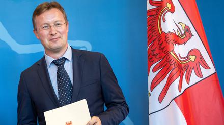 Harald Kümmel, neuer Präsident des Landesrechnungshofs Brandenburg, hält während seiner Ernennung die Ernennungsurkunde in der Hand.