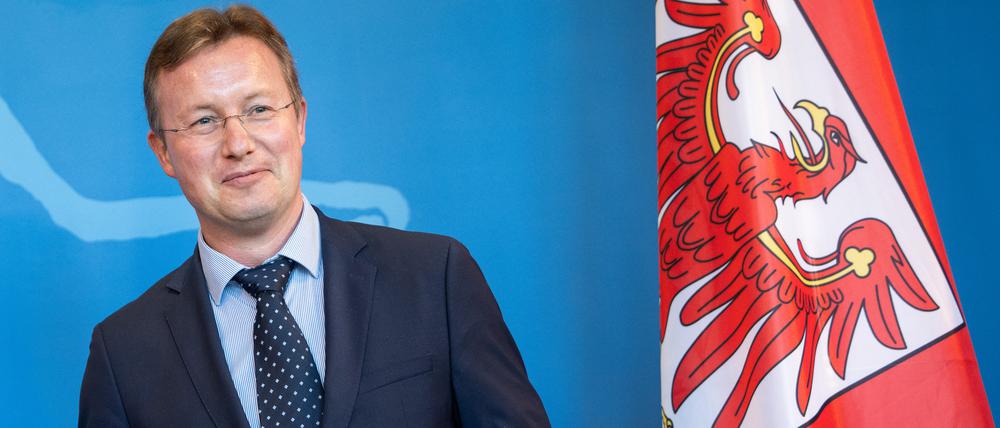 Harald Kümmel, neuer Präsident des Landesrechnungshofs Brandenburg, hält während seiner Ernennung die Ernennungsurkunde in der Hand.