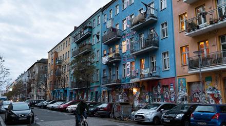 Fahnen und Transparente hängen von den Balkonen eines Hauses in der Rigaer Straße. In der Nähe wurden Polizisten mutmaßlich von Linksextremisten angegriffen. (Archivbild)