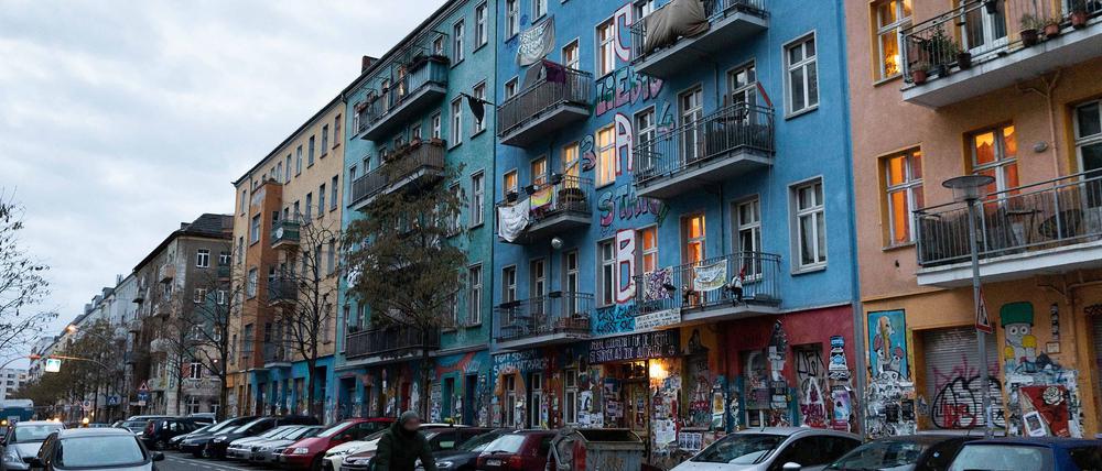 Fahnen und Transparente hängen von den Balkonen eines Hauses in der Rigaer Straße. In der Nähe wurden Polizisten mutmaßlich von Linksextremisten angegriffen. (Archivbild)
