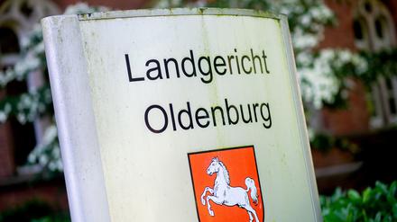 Ein ehemaliger Geschäftsführer des Steinhoff-Konzerns steht wegen Steuerbetrugs vor dem Landgericht Oldenburg. (Archivbild)