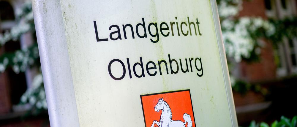 Ein ehemaliger Geschäftsführer des Steinhoff-Konzerns steht wegen Steuerbetrugs vor dem Landgericht Oldenburg. (Archivbild)