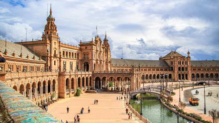 Ein Halbkreis bildet die Grundfläche für die monumentale Plaza de España.