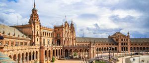 Ein Halbkreis bildet die Grundfläche für die monumentale Plaza de España.