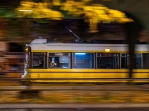 Eine Straßenbahn der Berliner Verkehrsbetriebe fährt auf der Schönhauser Allee in Berlin-Prenzlauer Berg. (Symbolbild)