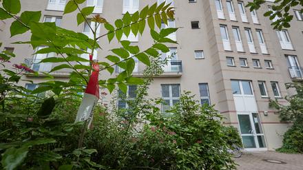 Blick auf ein Wohnhaus in der Ortolfstraße in Altglienicke. Ein schwer verletztes kleines Mädchen ist in einer Katzenbox im Berliner Bezirk Treptow-Köpenick vor dem Mietshaus gefunden worden. Das einjährige Kleinkind soll am 10.06.2024 aus dem dritten Stock des Hauses geworfen worden sein. 
