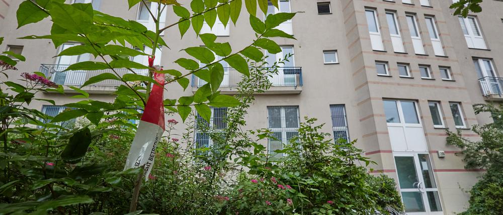 Blick auf ein Wohnhaus in der Ortolfstraße in Altglienicke. Ein schwer verletztes kleines Mädchen ist in einer Katzenbox im Berliner Bezirk Treptow-Köpenick vor dem Mietshaus gefunden worden. Das einjährige Kleinkind soll am 10.06.2024 aus dem dritten Stock des Hauses geworfen worden sein.
