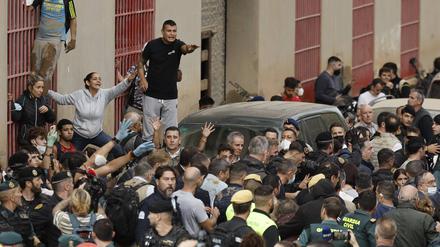 König Felipe umringt von Protestierenden in Paiporta, Valencia.